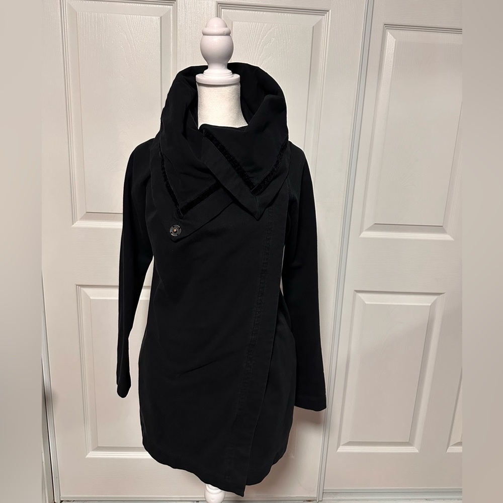 RARE Lululemon Method Wrap in Black, Size 6